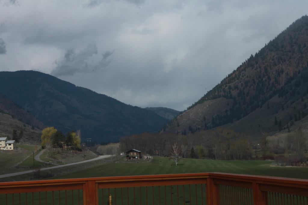 Tree To Me Inn Keremeos 외부 사진